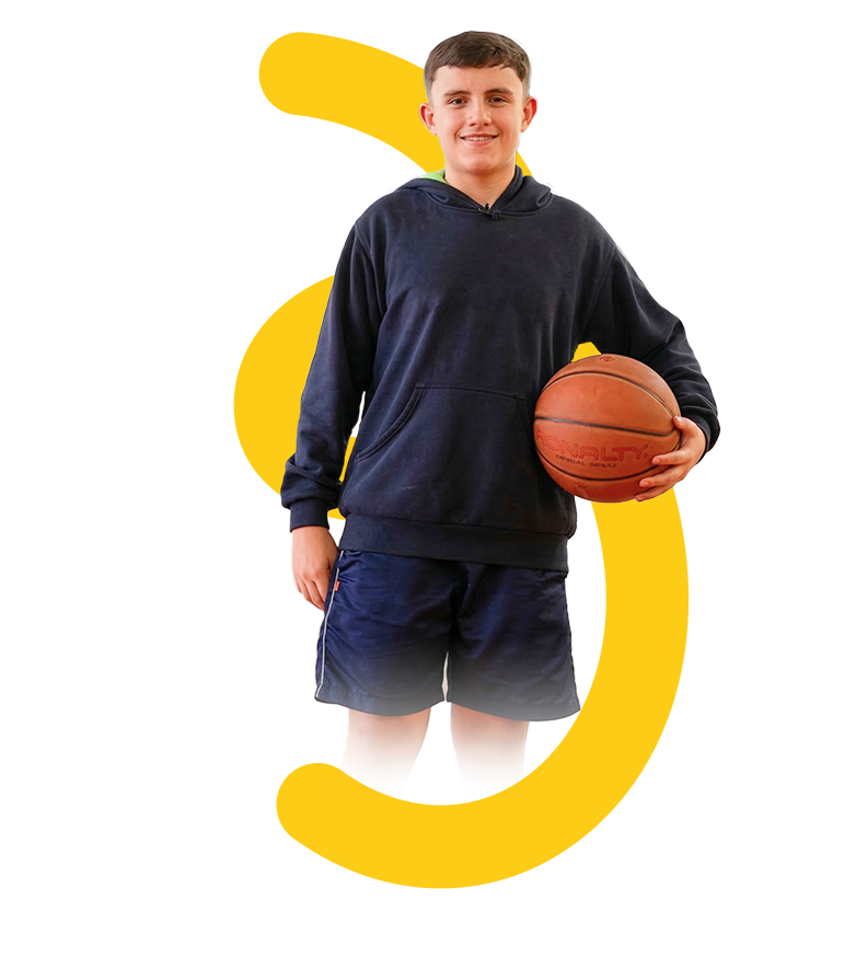 Aluno praticando basquete