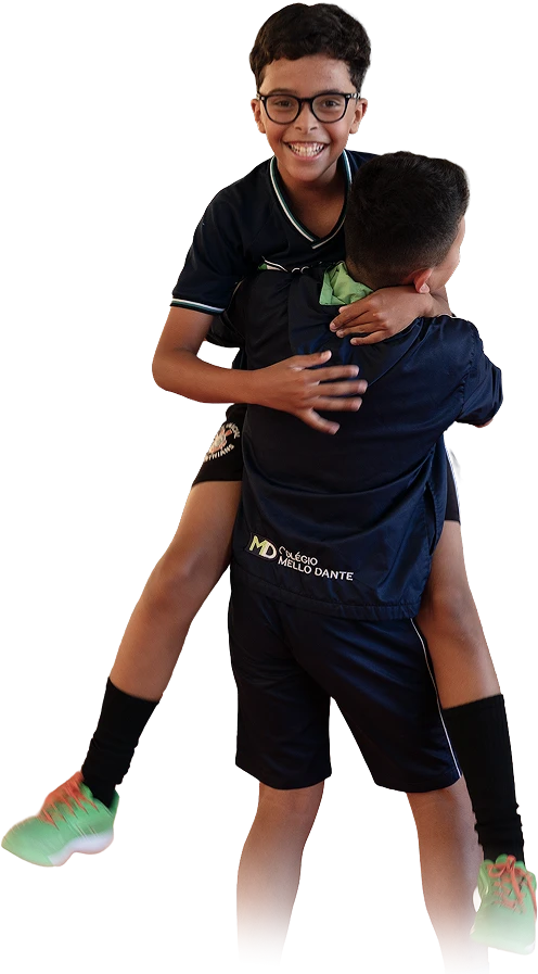Alunos praticando esportes no Colégio Mello Dante